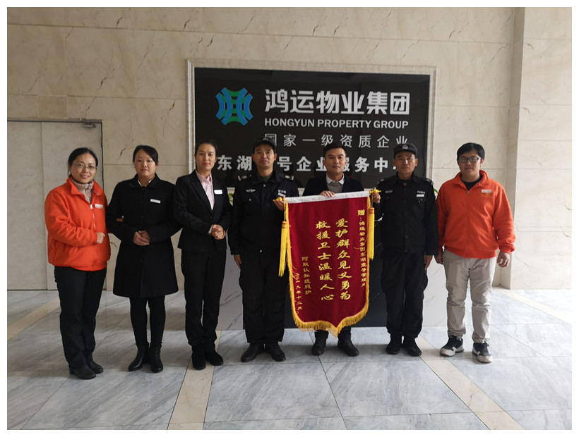 城管执勤不忘做“好人好事”